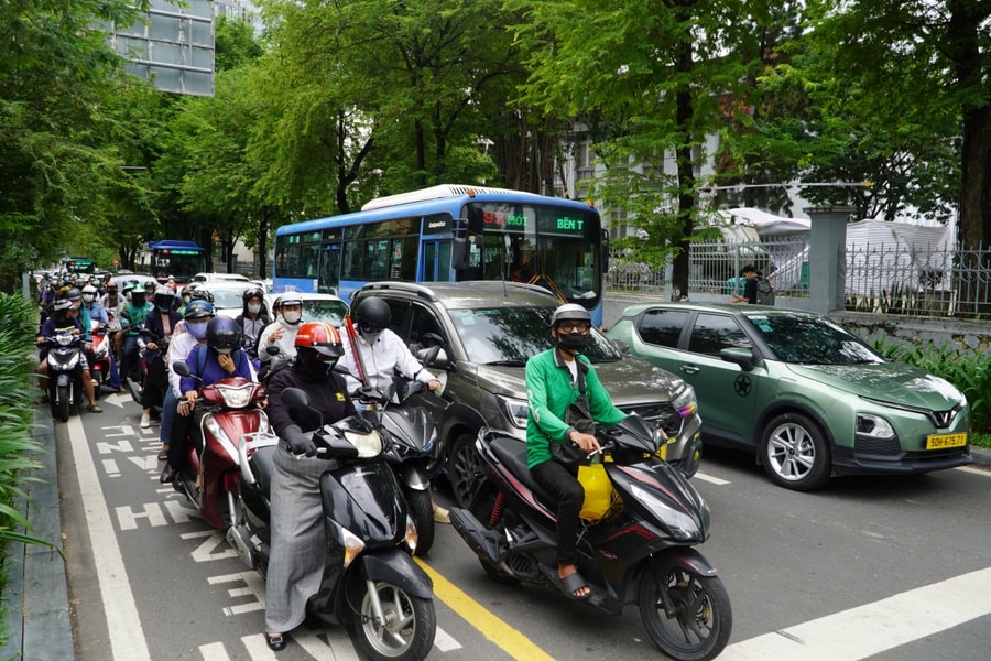 Vạch kẻ mắt võng ở loạt giao lộ TP HCM bị 'vô hiệu'