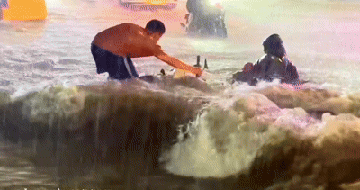 Nỗi khổ của người dân nơi mưa ngập cuốn trôi xe máy, ôtô