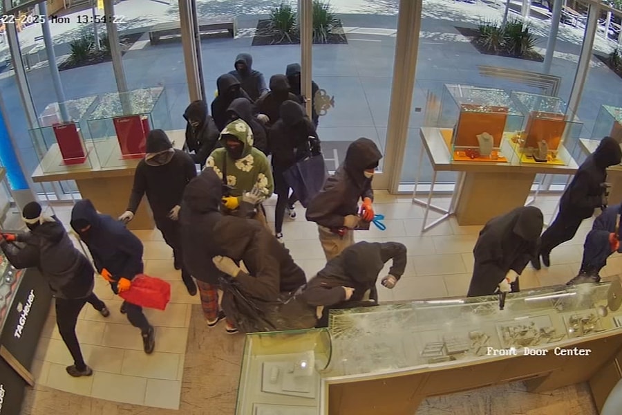 Mỹ bắt 7 người sau loạt vụ cướp tiệm vàng ở California