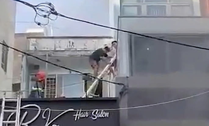 Giải cứu 6 người trong nhà cháy ở TP HCM