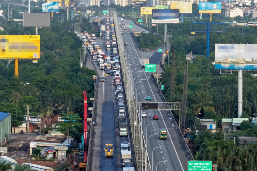 Xe ùn ứ gần 5 km trên cao tốc Long Thành do sửa đường