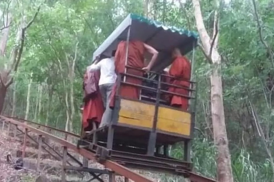 Xe goòng rơi xuống sườn núi, 7 nhà sư tử nạn