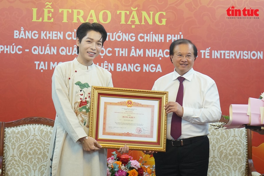 Quán quân cuộc thi âm nhạc quốc tế Intervision Đức Phúc vinh dự nhận bằng khen của Thủ tướng chính phủ