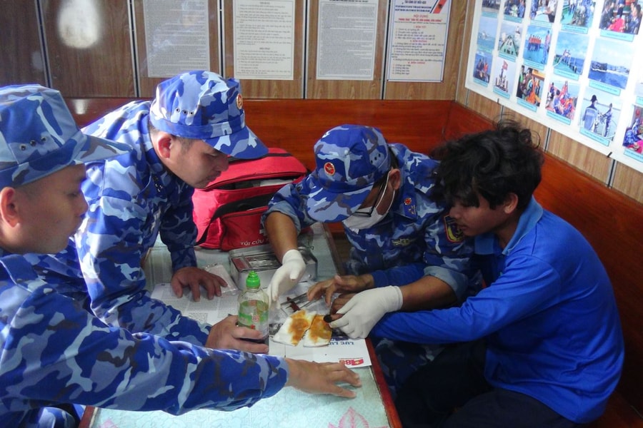 Bộ Tư lệnh Vùng Cảnh sát biển 4 kịp thời hỗ trợ ngư dân gặp nạn trên biển