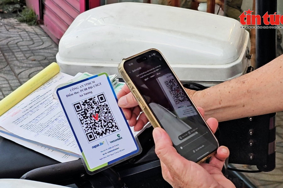 TP Hồ Chí Minh: Người dân hưởng ứng nộp phạt giao thông qua QR code