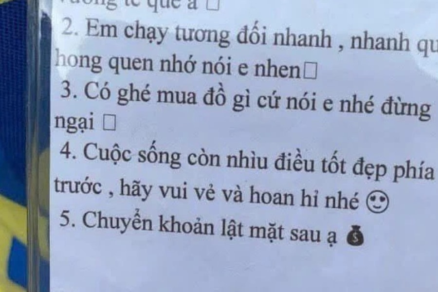 Nam nhân viên văn phòng khựng lại trước dòng chữ trên tấm thẻ của tài xế