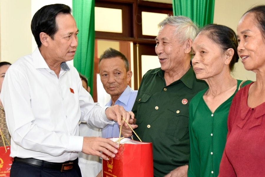 Bộ trưởng Đào Ngọc Dung tặng quà người có công ở Thanh Hóa