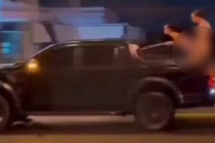 Du khách bị bắt vì làm chuyện ấy trên thùng xe bán tải đang chạy ở Thái Lan