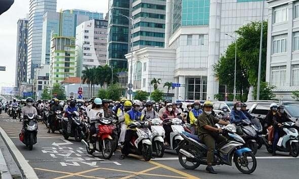 'Xe máy trùm kín vạch mắt võng vì ôtô chiếm đường'