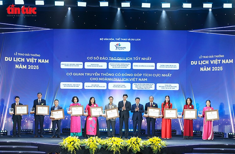 Trung tâm nội dung số và truyền thông (TTXVN) nhận Giải thưởng Du lịch Việt Nam năm 2025