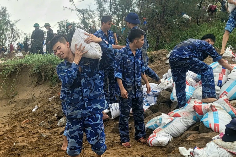 Hàng trăm cảnh sát biển xả thân cùng nhân dân ứng phó bão số 10