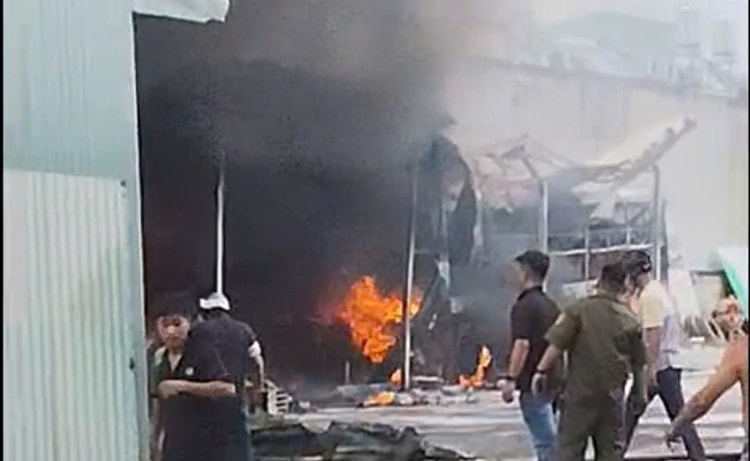 TP Hồ Chí Minh: Cháy bãi giữ xe ở An Phú Đông, thiêu rụi xe khách 45 chỗ