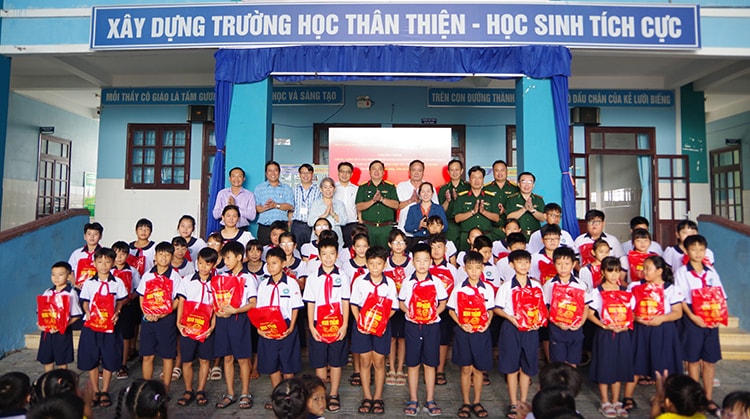 TP Hồ Chí Minh: Mang Trung thu ấm áp đến người dân và học sinh xã đảo Thạnh An