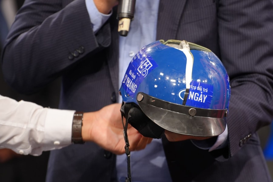 ​Mũ bảo hiểm kém chất lượng, hiểm họa thật từ những 'lá chắn giả'