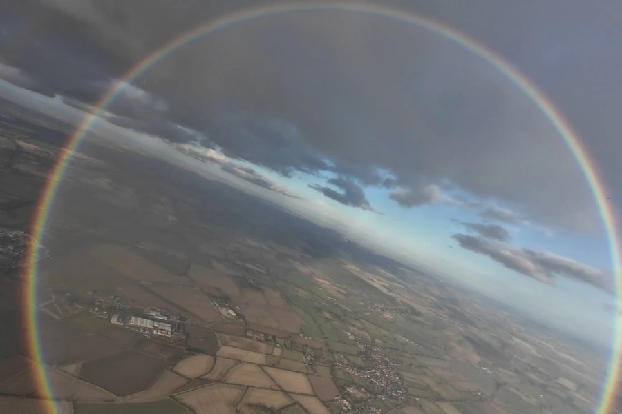 Nhóm nhảy dù sững sờ trước cảnh tượng cầu vồng tròn trĩnh hiếm gặp