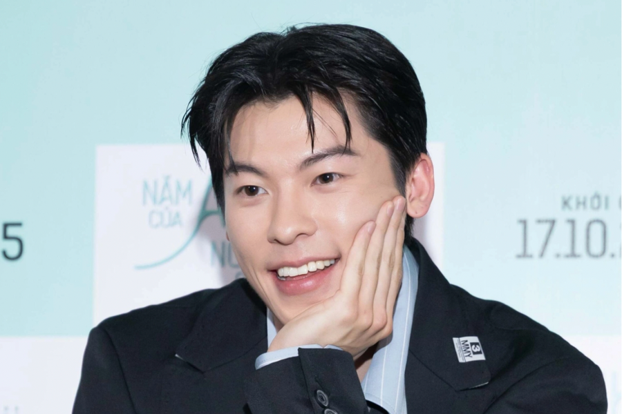 Hứa Quang Hán thưởng thức gỏi cuốn, phở thố đá Việt Nam