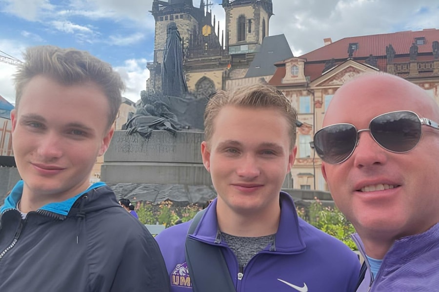 Cuộc khủng hoảng trống vắng của cha mẹ khi con xa nhà