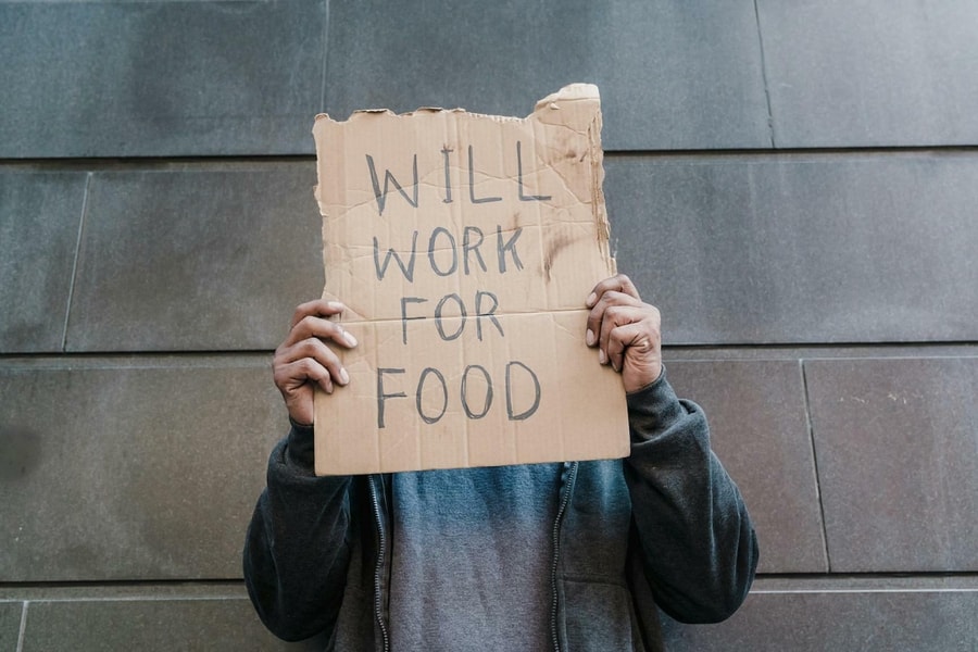 Những bẫy vô hình giữ chân người nghèo