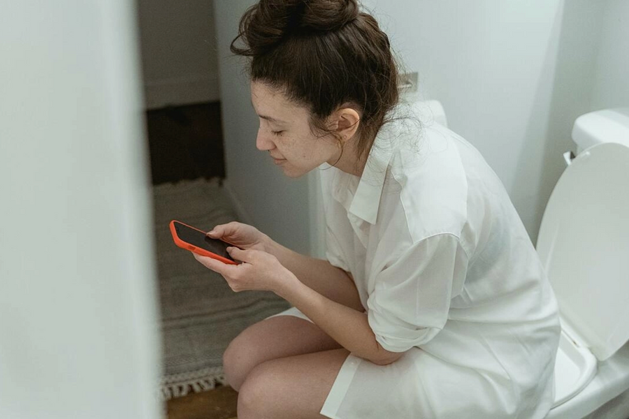 7 tác hại của việc dùng điện thoại khi đang đi vệ sinh