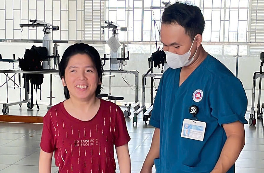 Cô gái bước đi sau hơn 15 năm ngồi một chỗ