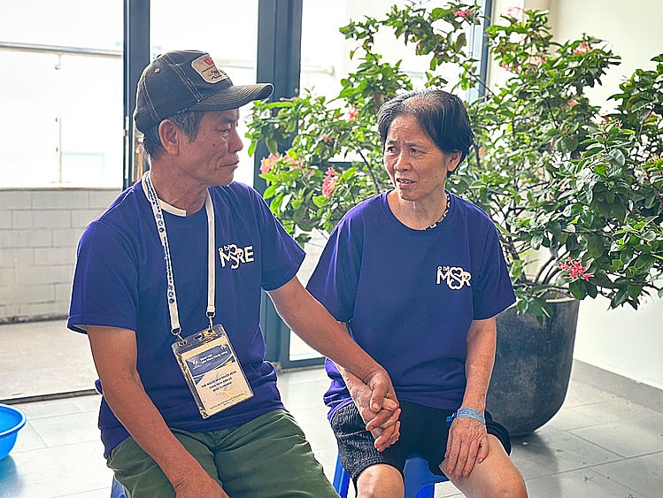 Lời hứa 'bệnh tật không rời nhau' của người chồng với vợ mắc Alzheimer