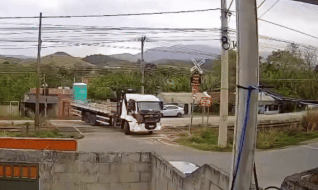 Xe đầu kéo bị tàu hỏa đâm bay