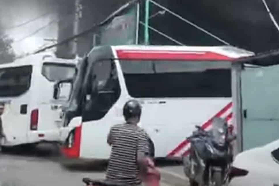 Cháy bãi giữ ôtô trong khu dân cư ở TP HCM