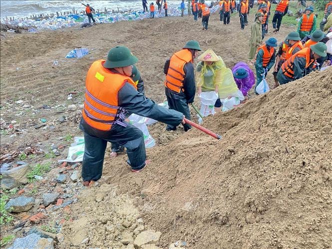 Bão số 10: Tuyến Quốc lộ 8 qua Hà Tĩnh đang ách tắc