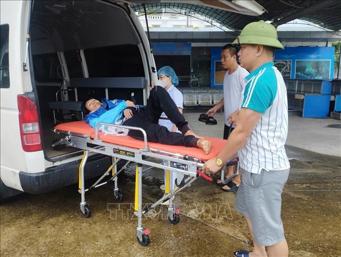 Đưa bệnh nhân viêm ruột thừa cấp từ đảo Quan Lạn về đất liền cấp cứu