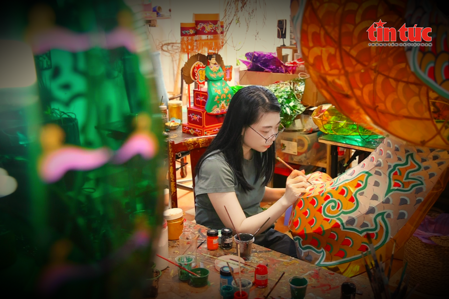 Người trẻ ‘thắp sáng’ ký ức Trung thu bằng lồng đèn truyền thống