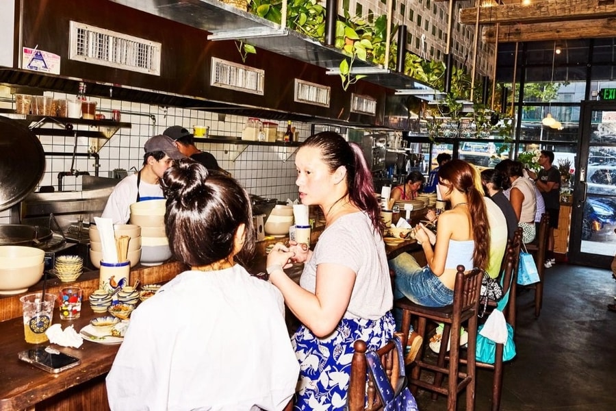 Nhà hàng nhập mắm tôm từ Việt Nam, khách Mỹ xếp hàng 90 phút thấy vẫn đáng