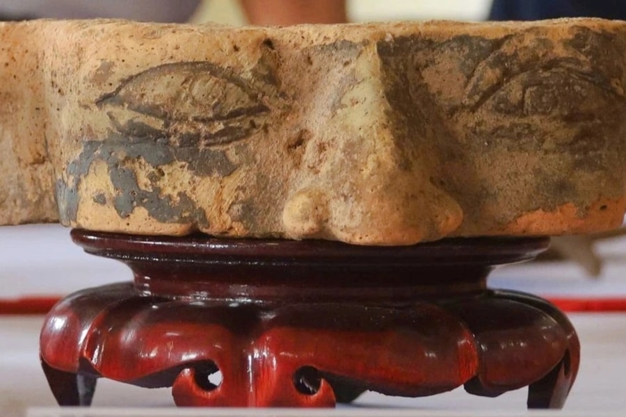 Phát hiện gạch hình mặt người trong lòng đất gần 1.000 năm