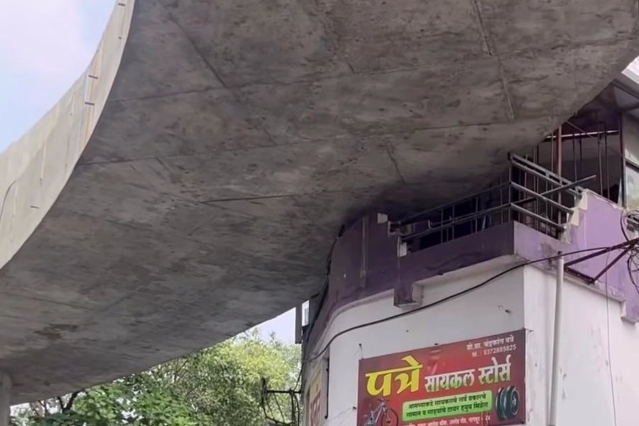 Đường cầu vượt lấn gác lên nhà dân