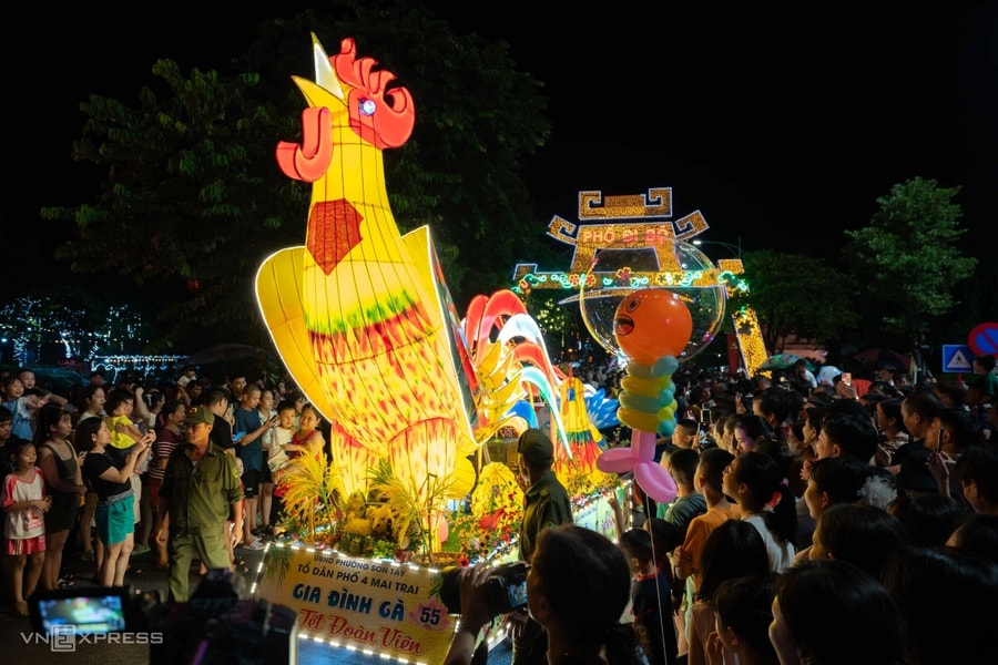 Hàng nghìn người xem đèn Trung thu khổng lồ quanh thành cổ Sơn Tây