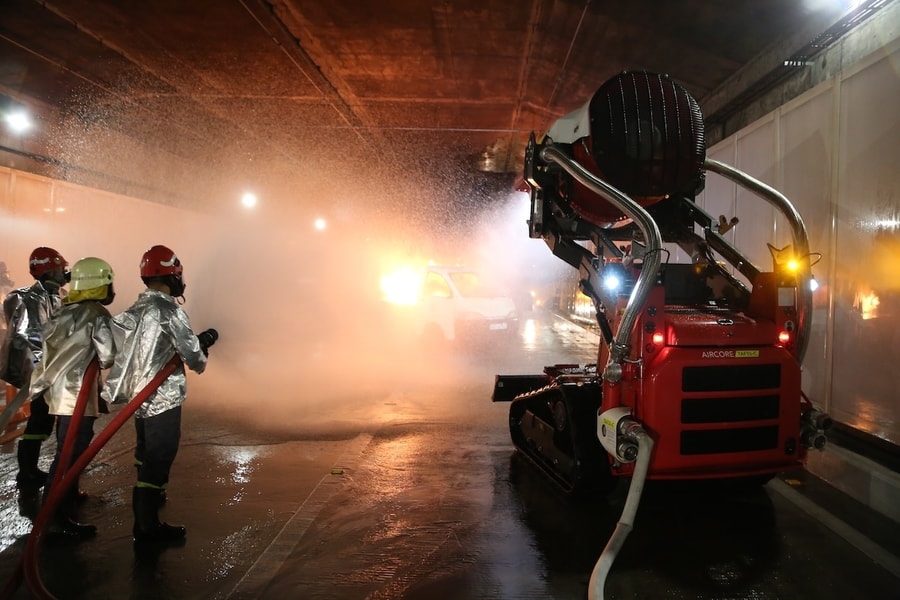 Robot tầm phun xa 80 m diễn tập chữa cháy hầm Thủ Thiêm