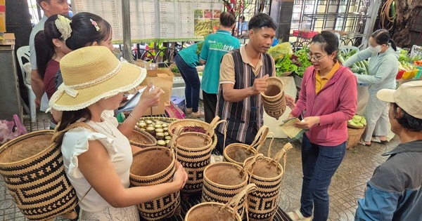 Người dân TP HCM hào hứng với quả chòi mòi tươi, bánh hạt kơ nia