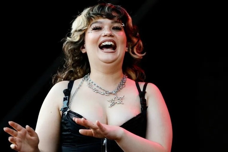 Nữ ca sĩ ngã gục trên sân khấu