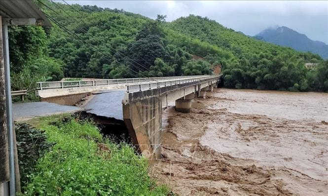 Thanh Hóa: Sập mố cầu Sơn Thủy gây chia cắt khoảng 300 hộ dân