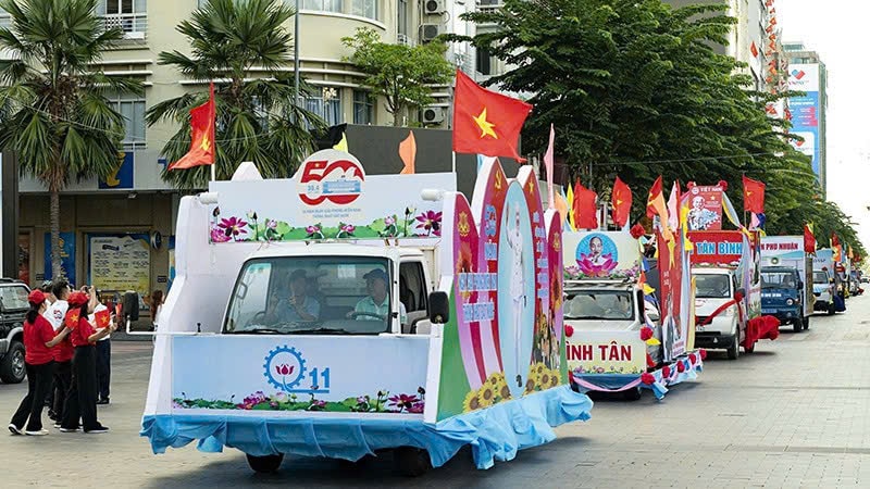 TP Hồ Chí Minh: Diễu hành xe hoa chào mừng Đại hội Đảng bộ lần thứ I