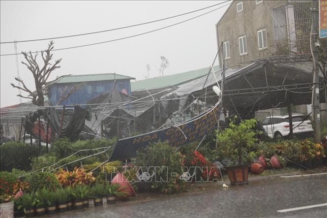 Cứu nạn nhiều người dân mắc kẹt khi nhà sập mái do ảnh hưởng bão số 10