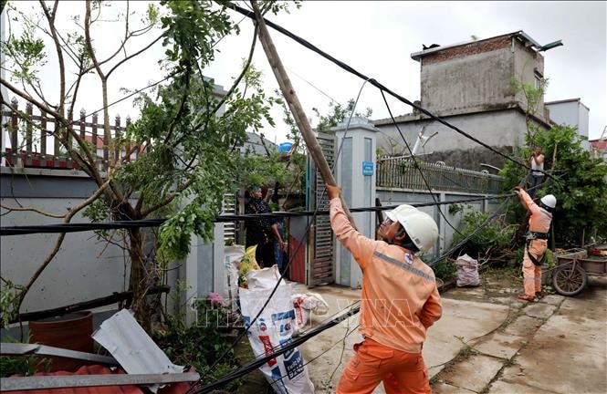 Bão số 10 gây gián đoạn điện cho 3,4 triệu khách hàng, ngành điện dồn lực khắc phục