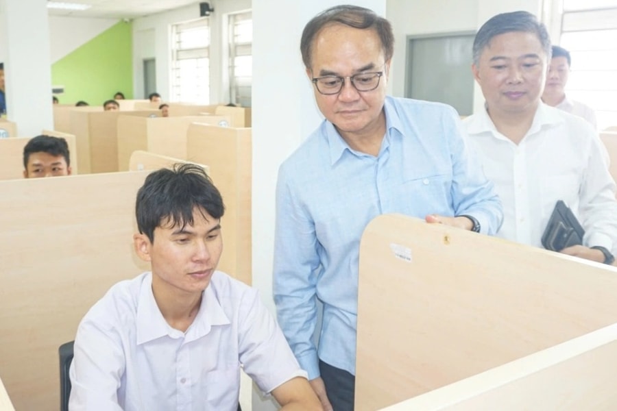 Thứ trưởng Bộ Nội vụ trực tiếp giám sát kỳ thi tiếng Hàn tại Đà Nẵng