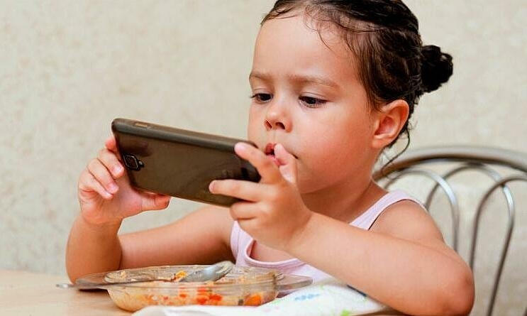 Bé 5 tuổi cận 10 độ vì ông bà dỗ bằng điện thoại