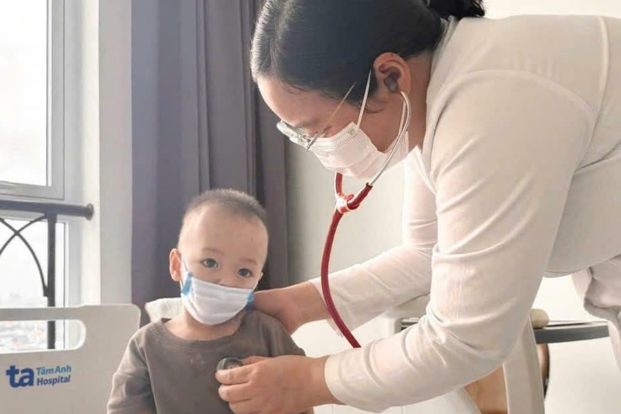 Bé trai bị áp xe góc hàm