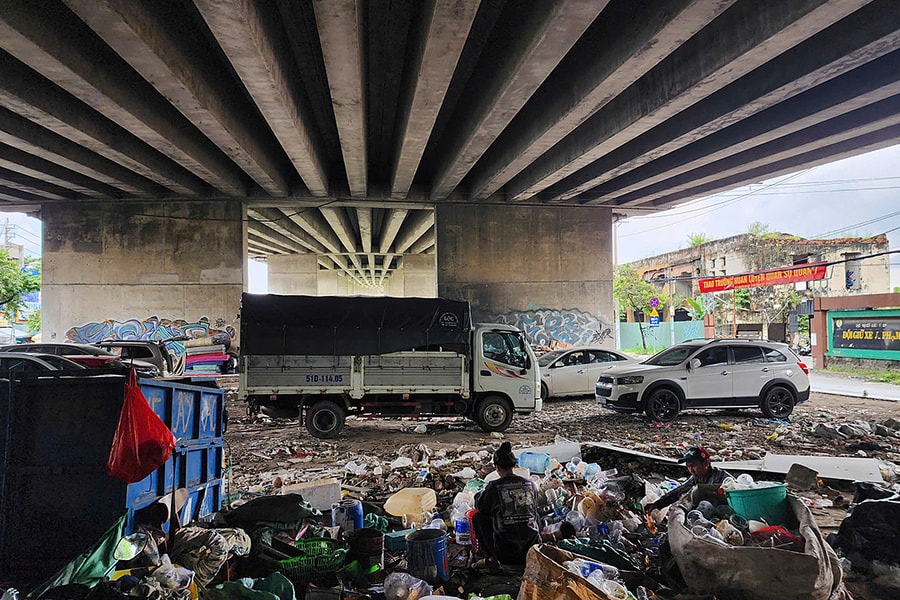 Loạt gầm cầu ở TP HCM thành nơi đậu xe, đổ rác