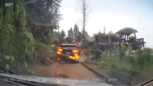 Ôtô bị cuốn xuống vực sâu 50 m, ba người thoát nạn