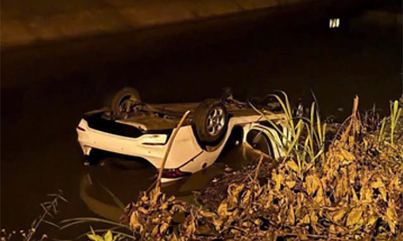 Ôtô lật ngửa dưới mương, một người tử vong