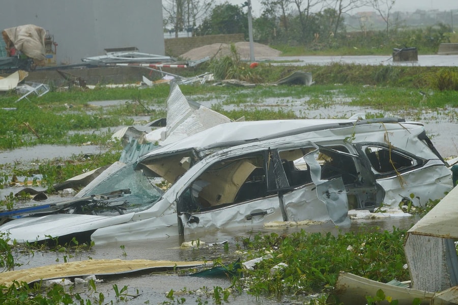 Ôtô, xe máy bị thổi bay, hư hỏng trong bão