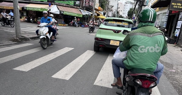 Chạy chục km chỉ nhận được hơn 20.000 đồng, nhiều tài xế Grab than khổ, muốn bỏ nghề