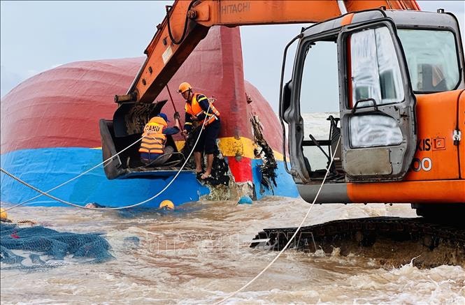 Phát hiện 2 thi thể nghi của thuyền viên mất tích trong vụ chìm tàu cá tại cửa sông Gianh